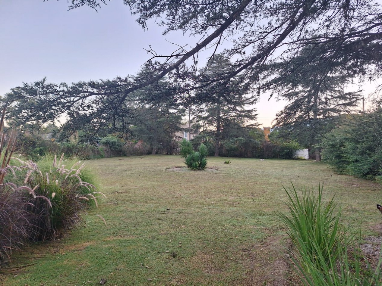 Te ofrecemos a la Venta una casa de 160m² cubiertos sobre un amplio terreno de 2200m².