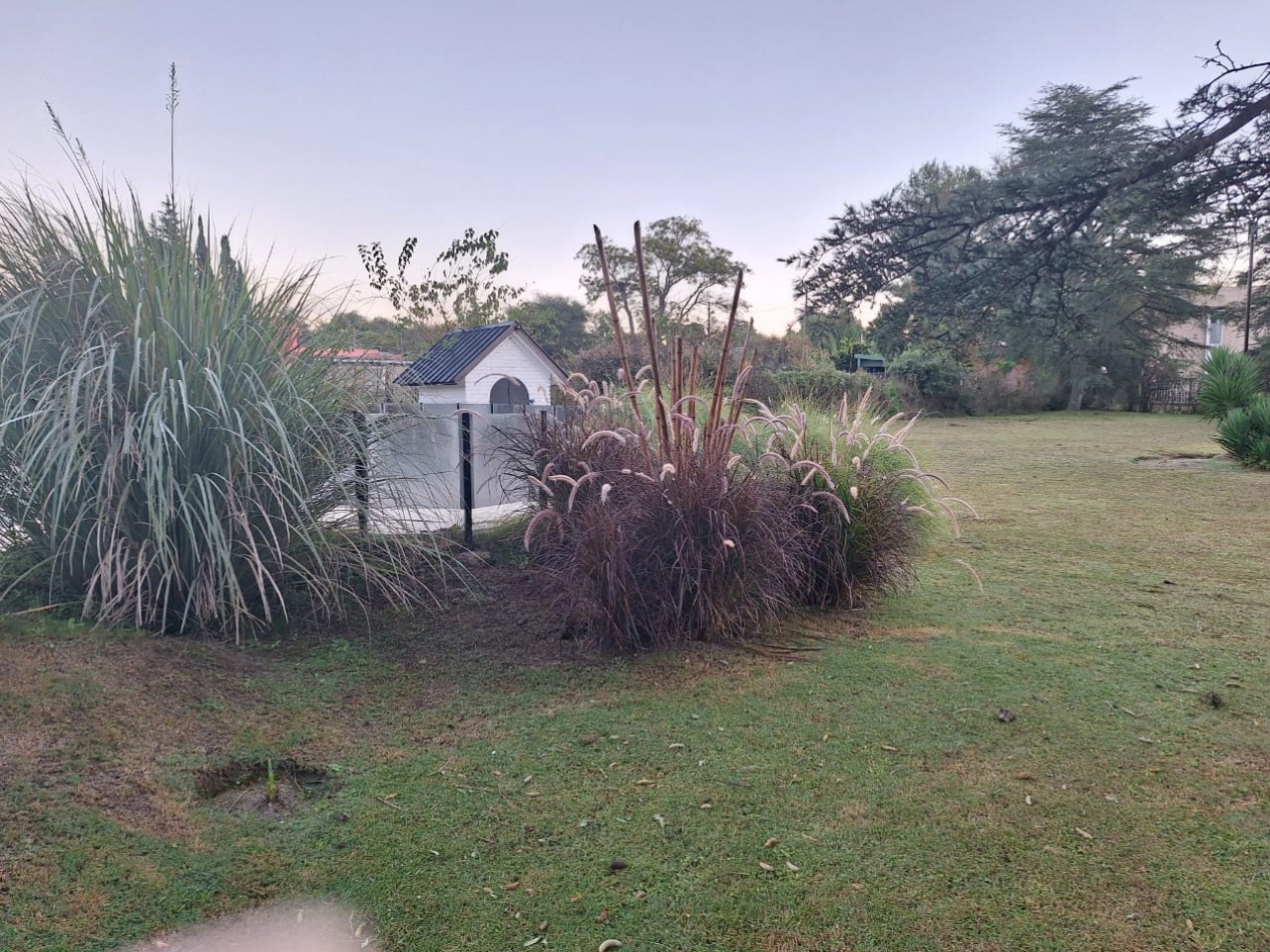 Te ofrecemos a la Venta una casa de 160m² cubiertos sobre un amplio terreno de 2200m².