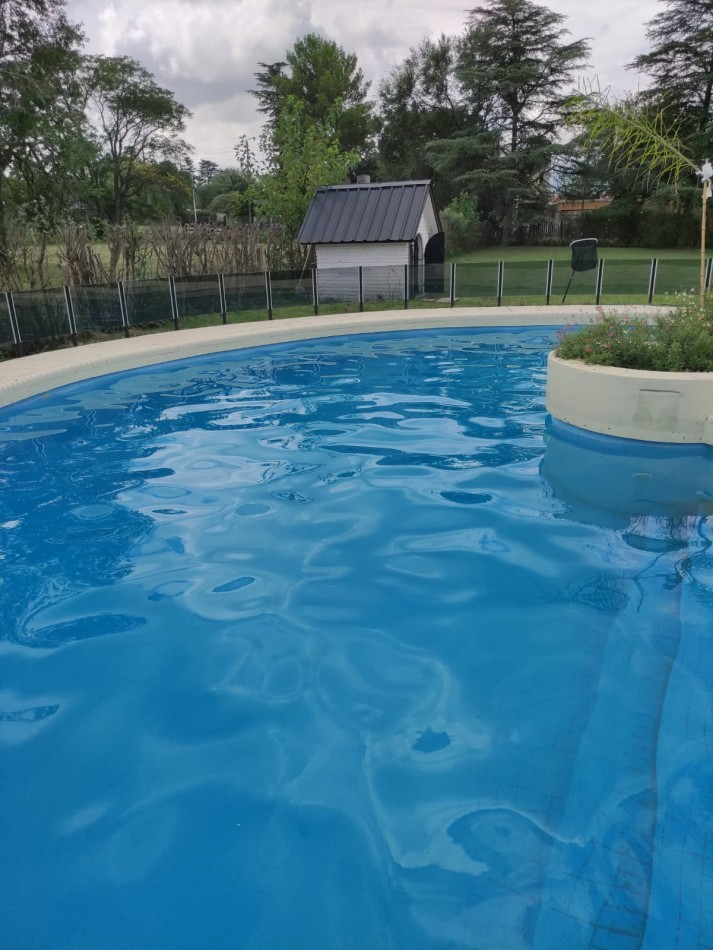 Te ofrecemos a la Venta una casa de 160m² cubiertos sobre un amplio terreno de 2200m².