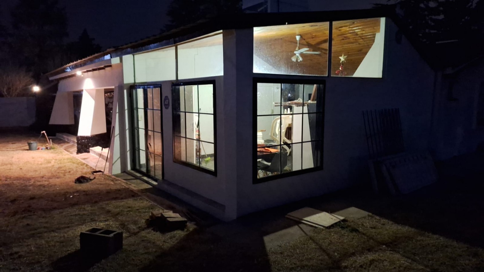Te ofrecemos a la Venta una casa de 160m² cubiertos sobre un amplio terreno de 2200m².