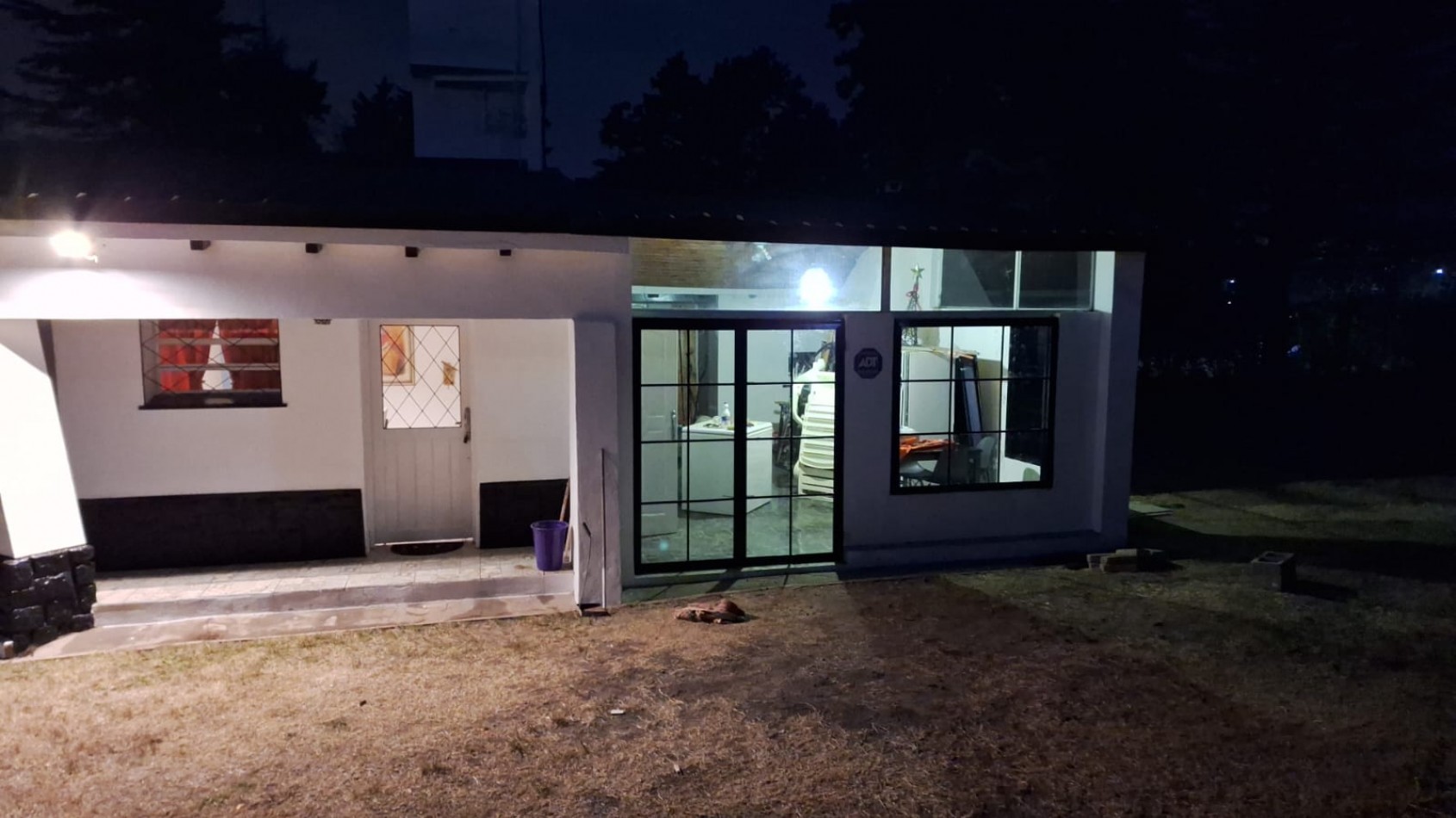 Te ofrecemos a la Venta una casa de 160m² cubiertos sobre un amplio terreno de 2200m².