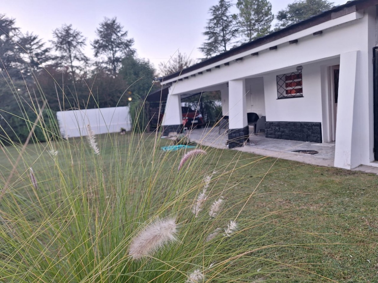 Te ofrecemos a la Venta una casa de 160m² cubiertos sobre un amplio terreno de 2200m².