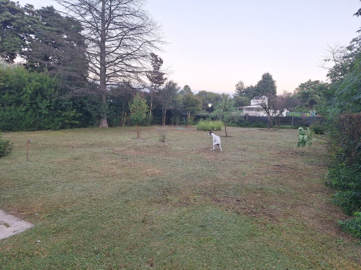 Te ofrecemos a la Venta una casa de 160m² cubiertos sobre un amplio terreno de 2200m².