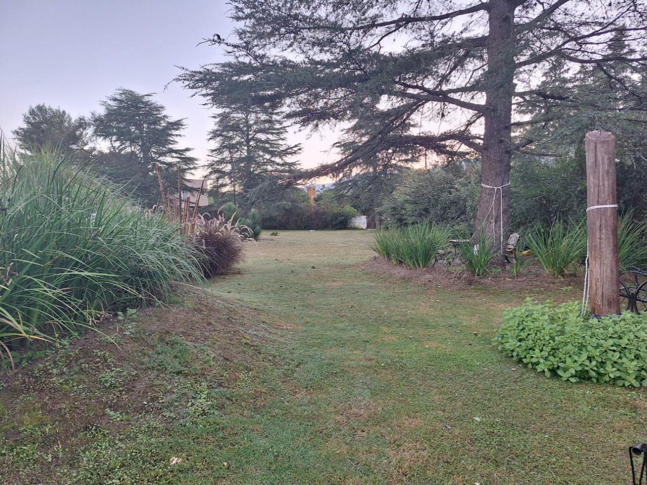 Te ofrecemos a la Venta una casa de 160m² cubiertos sobre un amplio terreno de 2200m².