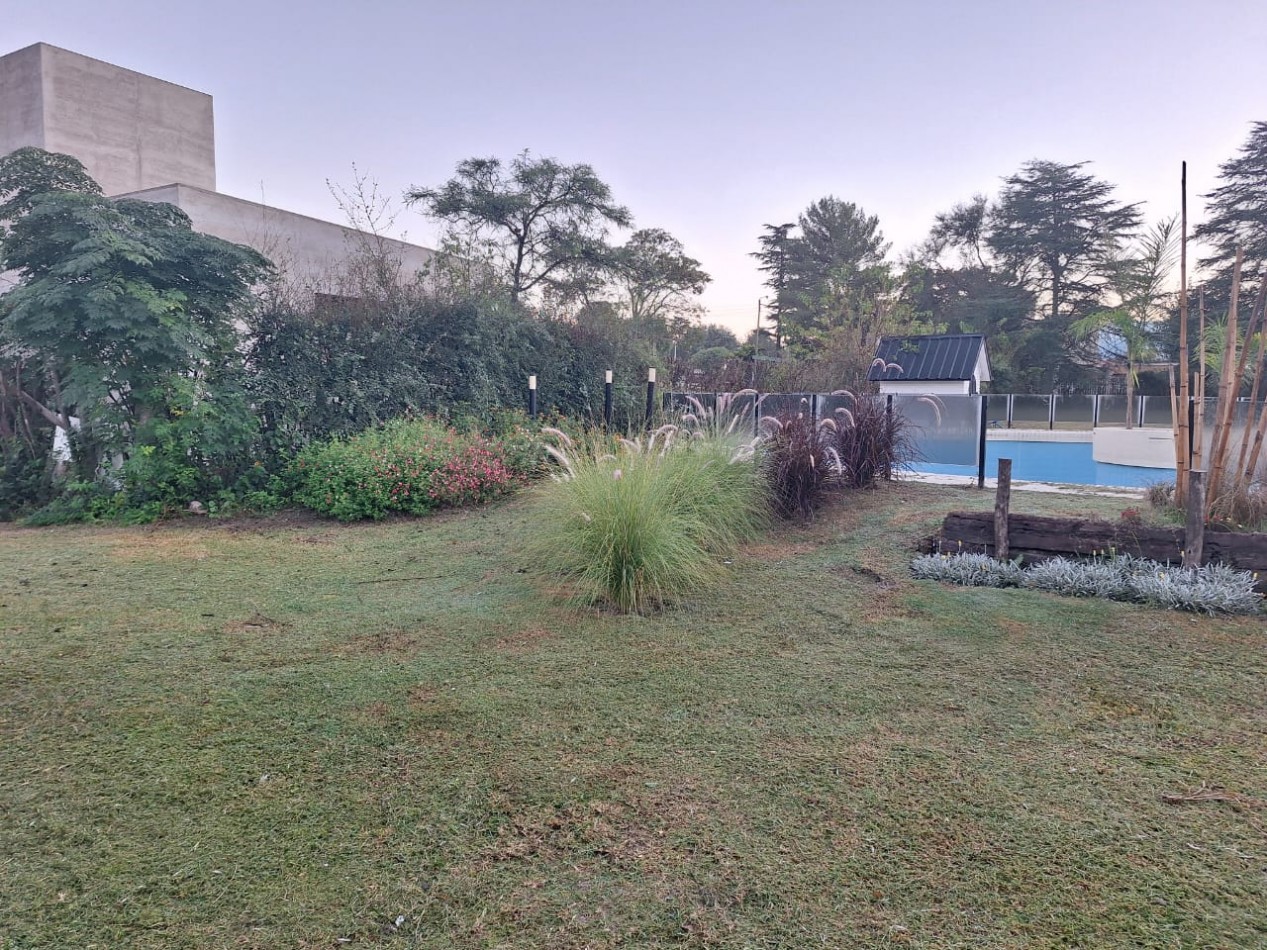 Te ofrecemos a la Venta una casa de 160m² cubiertos sobre un amplio terreno de 2200m².