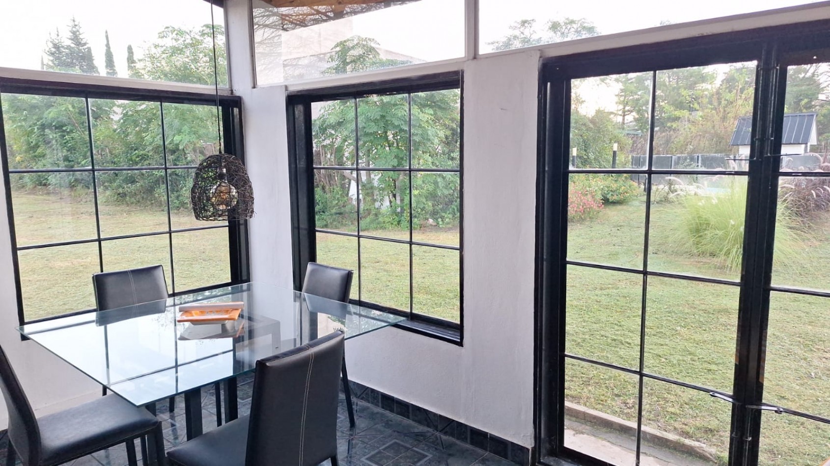 Te ofrecemos a la Venta una casa de 160m² cubiertos sobre un amplio terreno de 2200m².